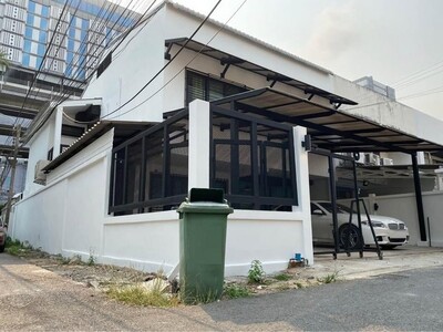 ขาย ทาวน์เฮ้าส์ 2 ชั้น ลาดพร้าว 26 ใกล้ MRTลาดพร้าวเพียง 500 เมตร