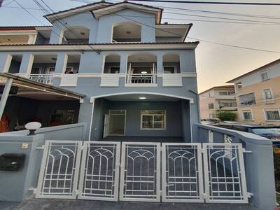 ขายทาวน์เฮ้าส์ 3 ชั้น 3 ห้องนอน 3 ห้องน้ำซอยเฉลิมพระเกียรติร 9 ซอ