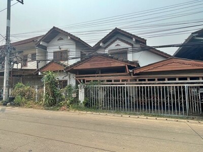 ขายบ้านพักอาศัยตึก 2 ชั้น  เมืองลำพูน ถนนบ้านหนองบัว-บ้านกลาง