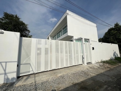 BH3682ให้เช่าบ้าน2ชั้นสีขาวสไตล์โมเดิร์นมินิมอลใกล้สุวรรณภูมิลาดก