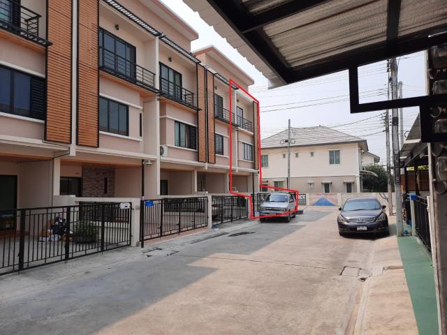 ให้เช่า ทาวน์โอม3ชั้น หลังมุม  บ้านกล้วย-ไทรน้อย  บางบัวทอง  15000 บาท