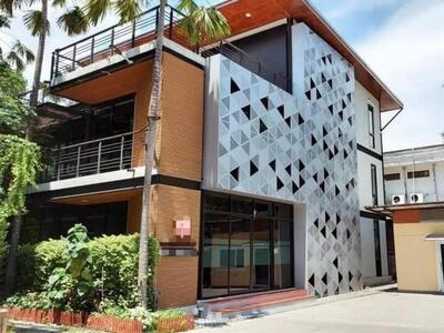 ให้เช่าสำนักงาน 3 ชั้น 1,107 ตร.ม. พร้อมที่จอดรถ ซอยลาซาล 41