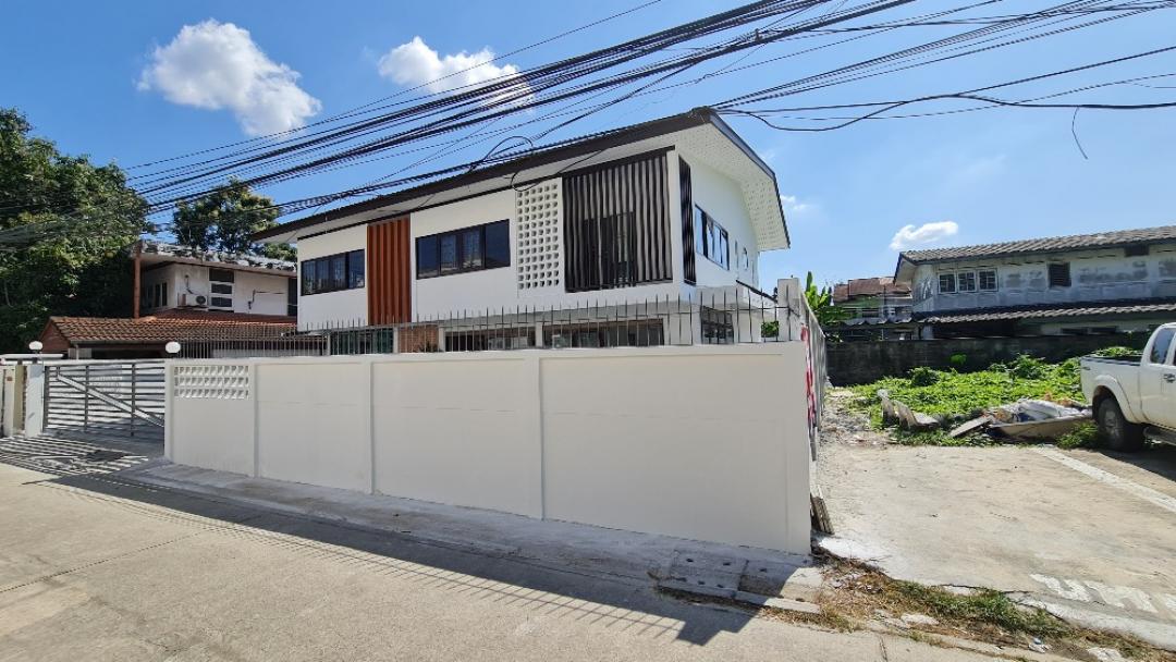 ให้เช่าบ้านเดี่ยว 2 ชั้น  ซอยโชคชัย 4ลาดพร้าว รีโนเวทใหม่ 4 ห้องนอน 4 ห้องน้ำ  เนื้อที่ 90 ตารางวา ตกแต่งพร้อม เหมาะทำ home office