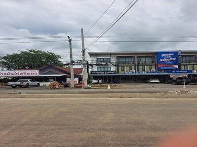 ขายอาคารพาณิชย์ 3 ชั้น  หน้าหมู่บ้านสิรัญญาโครงการ 4 อำเภอเมืองลพ