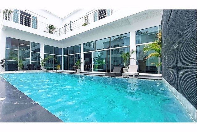 ขาย - บ้าน 8 ห้องนอนสไตล์โมเดิร์น ใกล้สนามกอล์ฟฟีนิกซ์