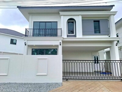 ขายบ้านพลูวิลล่าพัทยา 2 ชั้น  สไตล์โมเดิร์นคลาสสิค ตกแต่งครบพร้อม