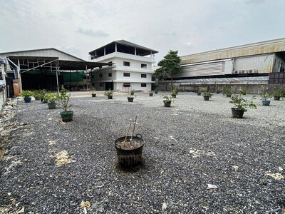 อาคาร 3 ชั้น 700 ตารางเมตร ที่ดิน 1 ไร่ บางนา กม.2 