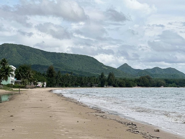 อสิงห์หาทรัพย์ดีให้คุณเลือกซื้อพร้อมโปรและเงื่อนไขพิเศษ       ขายที่ดินริมหาดสะพลีทรายขาวน้ำใสคราม สวยงามวิวทะเลธรรมชาติสุดสุด ปะทิวใกล้หาดสวยทุ่งวัวแล่น  