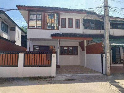 ทาวน์โฮมหรู ทำเลทอง เดินทางสะดวก รับสัตว์เลี้ยง สวนดอก