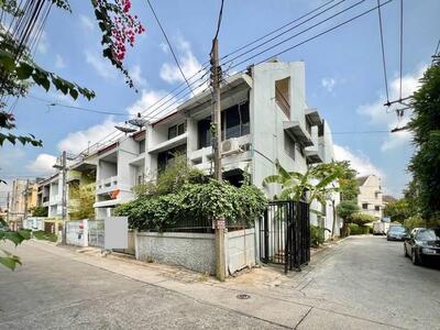  ขายทาวน์โฮมเก่า ต้องรีโนเวท ซอยเอกมัย22 เข้าได้หลายซอย 