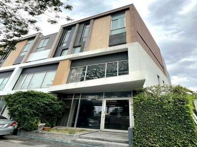 ให้เช่า ทาวน์โฮม/โฮมออฟฟิศ 3.5ชั้น แปลงมุม 30.3ตรวอยู่ถนนรามอินทร