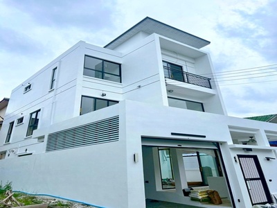 เช่าบ้านหรู 3 ชั้น รร.นานาชาติ SISB 1.8 กม. MRT รามคำแหง 5นอน 
