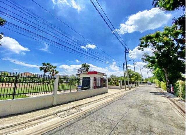 MRT ไทรม้า ท่าอิฐ  ตลาด เหมาะกับการพัฒนา สร้างหมู่บ้านพักอาศัย ที่ดินพื้นที่กว้าง 9ไร่ 2งาน 70ตรว. 140ลบ. อาคารที่พัก 1 ชั้น 100ตรม.สำนักงาน