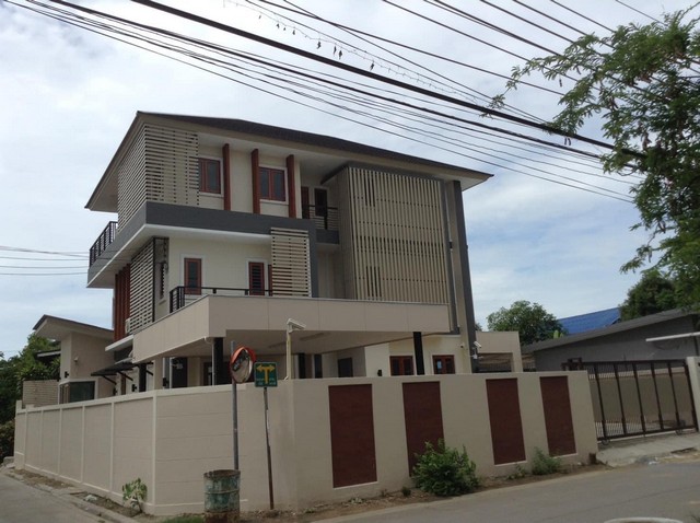 ขายบ้านเดี่ยวบางกระดี่ เขตบางขุนเทียน แปลงมุม บ้านสร้างเอง เน้นวัสดุคุณภาพ ไม่เคยปล่อยเช่า เข้าออกได้หลายเส้นทาง 