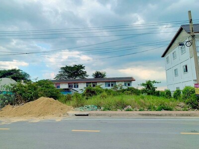 ขายที่ดินสวยถมแล้ว  210วา  ซ.เทศบาล9 ตรงข้ามโรงเรียนบางบัวทอง 