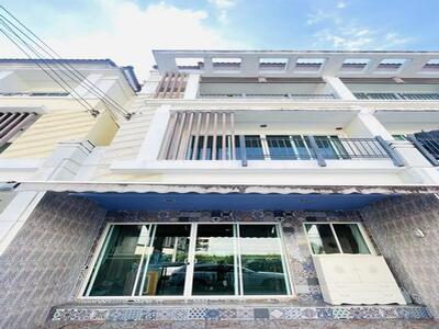 ให้เช่าทาวน์โฮม 3 ชั้น บ้านกลางเมือง เออร์บาเนี่ยน เกษตร-นวมินทร์