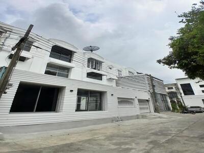 ขายทาวน์เฮ้าส์3ชั้น2คูหา 700ตร.มย่านถนนพระราม9ซอย11