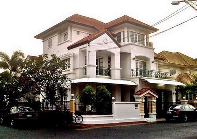 ให้เช่าบ้านเดี่ยว 3 ชั้นหลังมุม 72 ตรว. 7 นอน มัณฑนา สวนหลวง ร.9  พร้อมเฟอร์นิเจอร์ ใกล้สวนหลวง