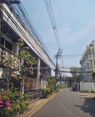 JJ153   ขาย ที่ดินพร้อมบ้าน ซอยพงษ์เพชรนิเวศน์ ตรงข้ามซอยประชาชื่น25