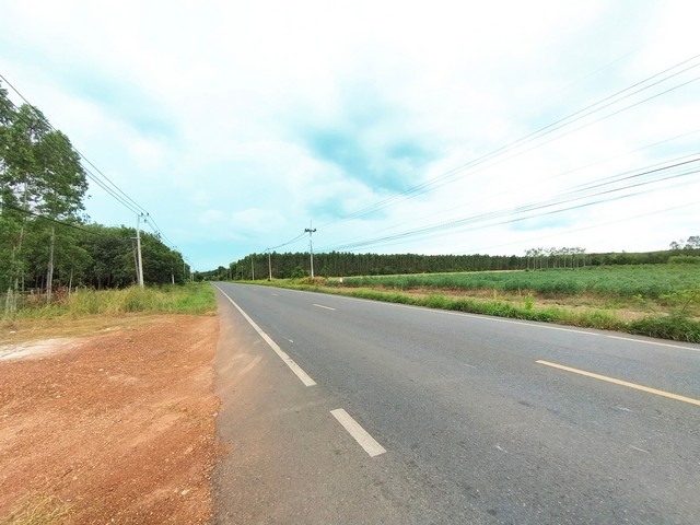 ขายที่ดินถมแล้ว 27-3-14 ไร่ มีบ้านพัก น้ำไฟฟ้าพร้อม ติดถนนเส้น 3017-170 เมตร ลาดกระทิง จ.ฉะเชิงเทรา