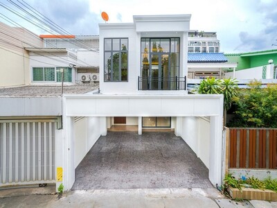ขายบ้านทาวน์เฮ้าส์ 2 ชั้น ใจกลางเอกมัย ที่ดิน 33 ตรว พื้นที่ 210 