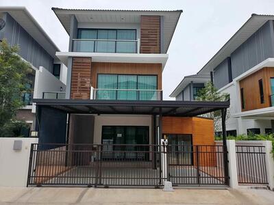 ให้เช่าบ้านแฝด 3 ชั้น 243 ตรม. 4 ห้องนอน ศุภาลัย เอสเซ้นส์ ลาดพร้