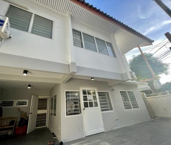 ให้เช่าทาวน์เฮ้าส์ 2 ชั้น 5 นอน ย่านสุทธิสาร รัชดา ใกล้ MRT สุทธิสาร ตกแต่งพร้อมอยู่