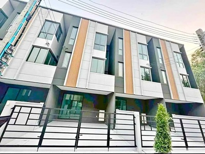 ตลาดดวงแก้ว 450  ติวานนท์-ศรีสมาน ทาวน์เฮาส์ 3 ชั้น แม่พระการุณย์