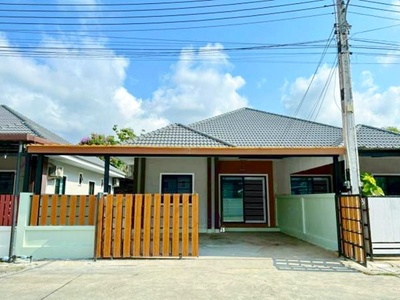 พร้อมเฟอร์ฯ 40 ตร.วา. ถ.สุขุมวิท ต.เนินพระ  ให้เช่าบ้าน 3นอน เซนต