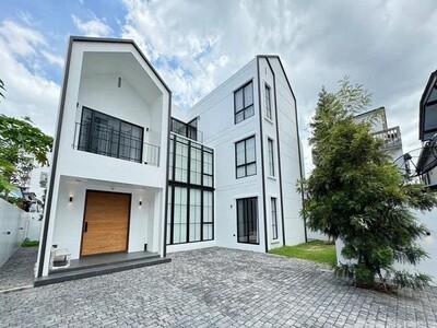 ขายบ้านเดี่ยว 3 ชั้น ดีไซน์พิเศษ 125ตรว ใกล้ BTSวงเวียนใหญ่ ใกล้ไ