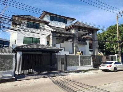 ให้เช่าสำนักงาน4.5ชั้น ทาวน์อินทาวน์ ถนนศรีวรา  วังทองหลาง 