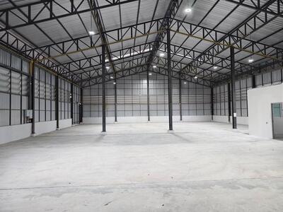 ให้เช่าโกดัง 600 ตรม. พร้อมออฟฟิศ ติดถนนหทัยราษฎร์ บางชัน 