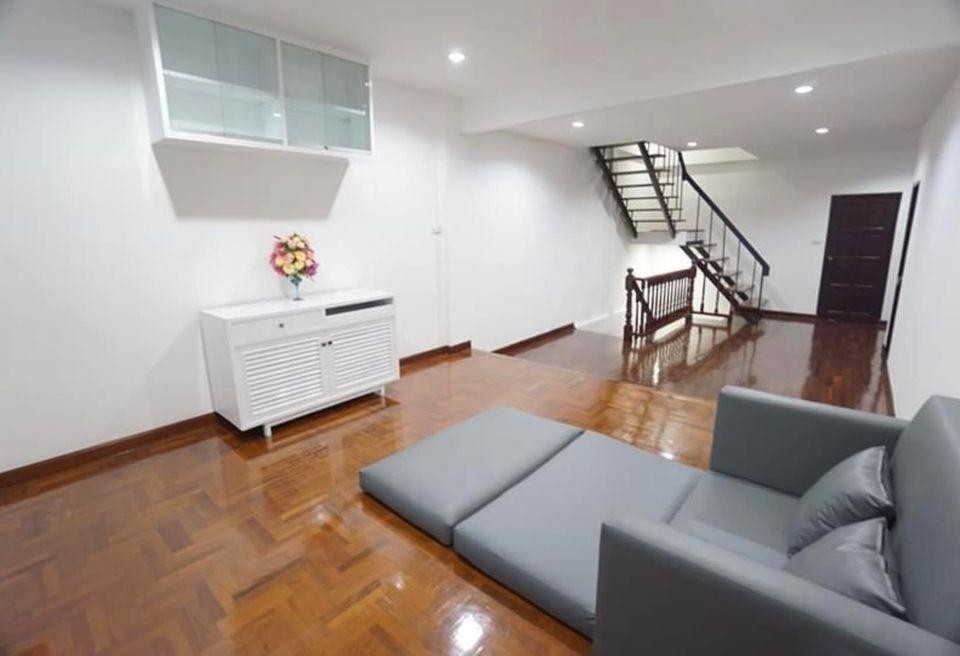 ให้เช่าทาวน์โฮม3ชั้น หมู่บ้านอยู่เจริญรัชดาภิเษกซอย3 ใกล้MRTพระราม9 เฟอร์นิเจอร์พร้อมอยู่ มีดาดฟ้า