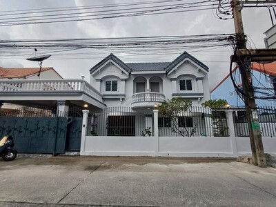 ให้เช่าบ้านเดี่ยว 2 ชั้น 72 ตรว. 6 ห้องนอน รีโนเวทใหม่ สุขุมวิท 1
