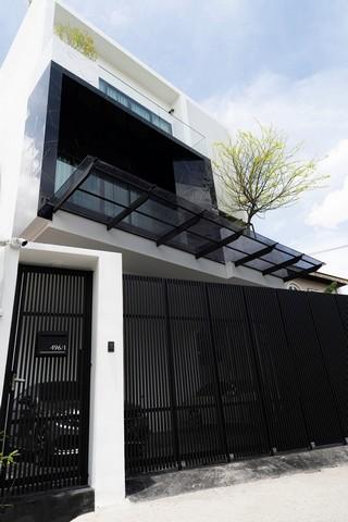 ขายบ้านสร้างใหม่ สไตล์โมเดิร์น 3 ชั้น 55 ตรว 550 ตรม. สุขุมวิท 65 สระว่ายน้ําส่วนตัว  