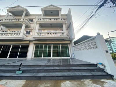 ให้เช่าทาวน์เฮ้าส์ 3 ชั้น 3 นอน ประชาราษฎร์บำเพ็ญ 9 ใกล้ Mrt ห้วย