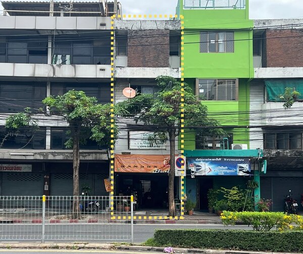 ขายด่วน ตึกแถว3.5ชั้น 18ตร.ว ติดถนนพัฒนาการปากซอย67 ทำเลดี ถูกสุดในย่าน