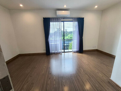 บ้านสภาพใหม่ สวย พร้อมอยู่ หน้าบ้านไม่ติดกับบ้านอื่น