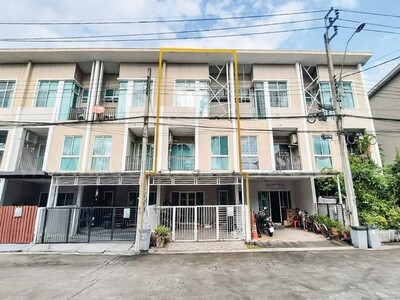 ลดด่วน ทาวน์โฮม 3 ชั้น ซิกเนเจอร์ รามอินทรา 109 พร้อมอยู่