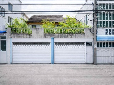 6นอน เดินทางสั้น ๆ BTSสุรศักดิ์472ม.สาทรใต้ 2คูหาติดกัน 2 ชั้น 2 