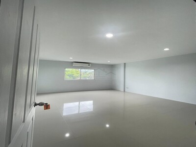 ขายทาวน์โฮม 3 ชั้น 22 ตรว นวลจันทร์ 31 ใกล้ Central EastVille