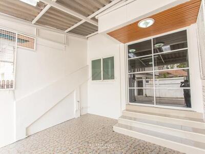 P832 ขาย ทาวน์เฮ้าส์ ซอยอินทามระ 35 รีโนเวททั้งหลัง เขตดินแดง