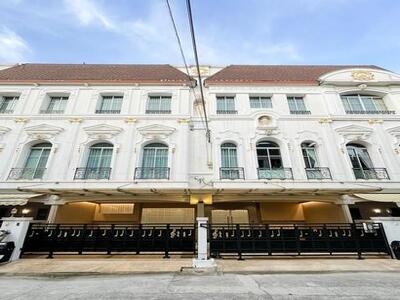 ขายทาวน์โฮม 3.5 ชั้น 425 ตรม. บ้านกลางกรุง แกรนด์ เวียนนา พระราม 