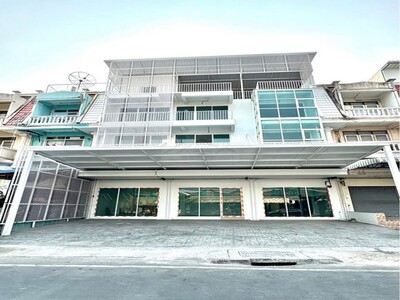 ให้เช่าอาคาร 4 ชั้นครึ่ง 3 ห้องติดกัน 952 ตรม. ติดถนนรามคำแหง 60