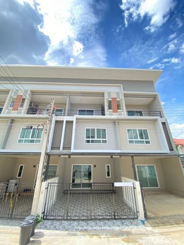 ทาวน์โฮม 3 ชั้น ทำออฟฟิศได้ นนทบุรี ใกล้รถไฟฟ้า บ้านต้นโครงการ จอดรถสะดวก อยู่ย่านชุมชน 