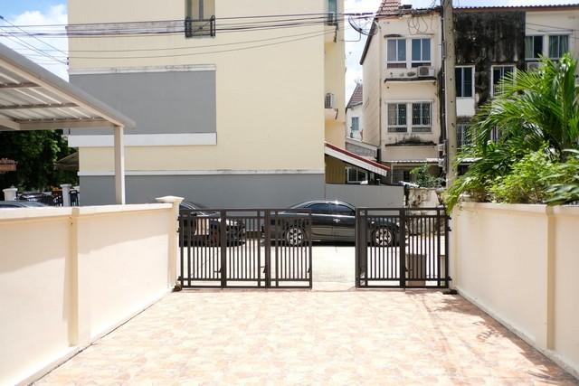 ให้เช่าทาวน์โฮม 3 ชั้น บ้านกลางเมือง The Royal Monaco ศรีนครินทร์ 24 ใกล้ซีคอนสแควร์