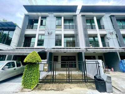 ทาวน์โฮม 3 ชั้น บ้านกลางเมือง รัตนาธิเบศร์  รีโนเวทใหม่ ทำเลดี