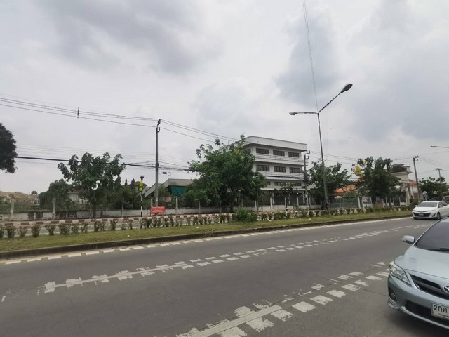 ขายที่ดินพร้อมอาคารพานิชย์ 438 ตรว.บางรักใหญ่  ติดถนน ทำเลทอง ใกล้แนวรถไฟฟ้า เดินทางสะดวก บางบัวทอง