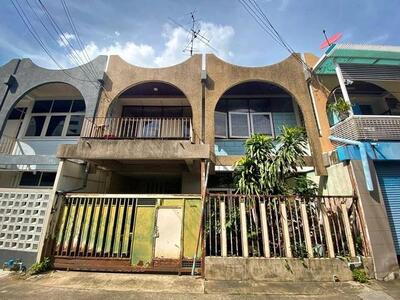 ขายทาวน์เฮ้าส์ 2 ชั้น 180 ตรม. ซอยเอกมัย 12 ซอยเจริญใจ บ้านต้องรี