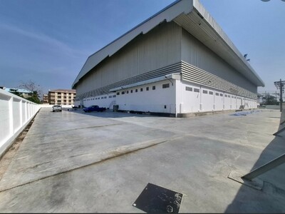  6 ไร่  371.5 ตร.ว.อาคารรวม 5,508 ตร.ม.  ถนน บางนา ตราด อำเภอบางเ